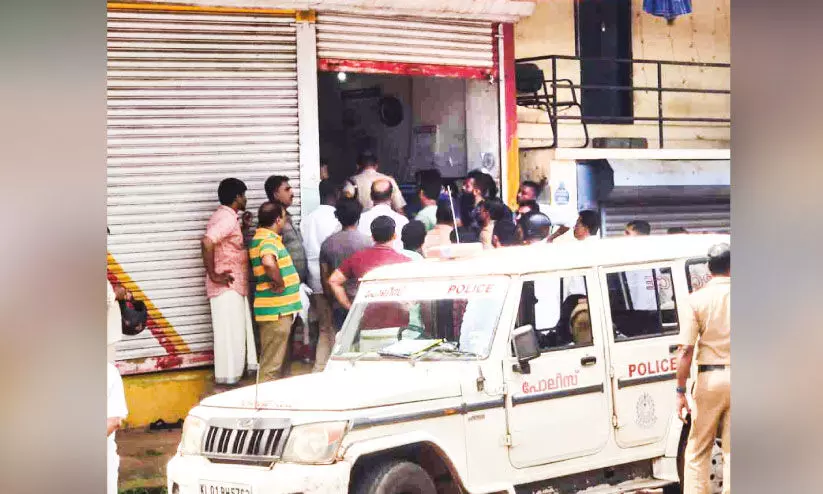 പന്താരങ്ങാടിയിലെ റേഷൻ കട പൂട്ടി; ഉപഭോക്താക്കൾ ആശങ്കയിൽ പന്താരങ്ങാടിയിലെ റേഷൻ കട പൂട്ടി; ഉപഭോക്താക്കൾ ആശങ്കയിൽ