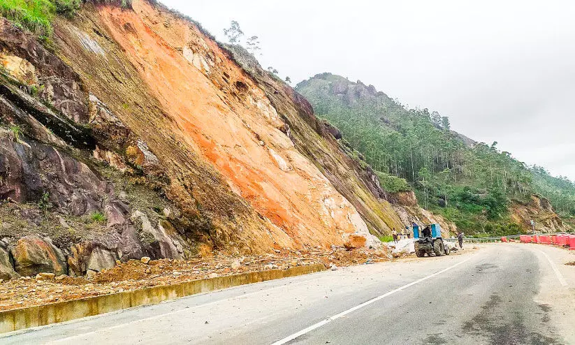 മലയിടിച്ചിൽ: ഭീതിയൊഴിയാതെ ദേവികുളം ഗ്യാപ് റോഡ്