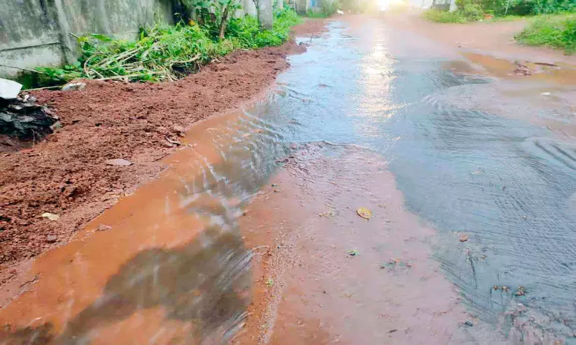 പൈപ്പ് പൊട്ടി കുടിവെള്ളം പാഴാകുന്നു