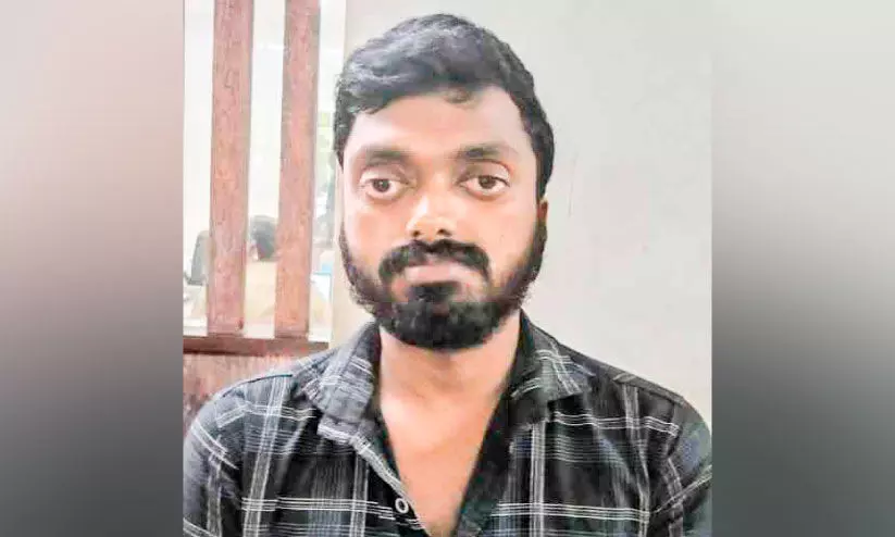 കലക്ടറേറ്റില് ജോലി വാഗ്ദാനം ചെയ്ത് തട്ടിപ്പ്; യുവാവ് പിടിയില് കലക്ടറേറ്റില് ജോലി വാഗ്ദാനം ചെയ്ത് തട്ടിപ്പ്; യുവാവ് പിടിയില്