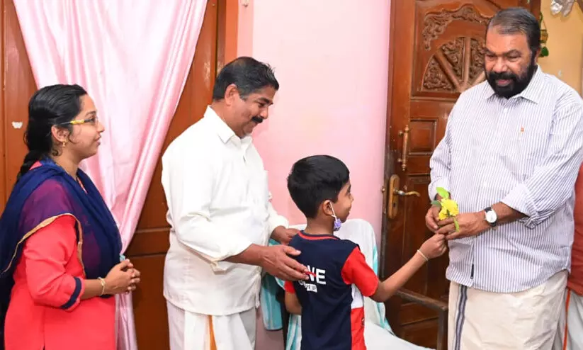 നാലാം ക്ലാസുകാരൻ ഇഷാന് ശസ്ത്രക്രിയക്ക് മുമ്പ് മന്ത്രിയെ കാണണം; കുട്ടിയുടെ ആഗ്രഹം സഫലീകരിക്കാൻ വി.ശിവൻകുട്ടി നേരിട്ട് വീട്ടിലെത്തി നാലാം ക്ലാസുകാരൻ ഇഷാന് ശസ്ത്രക്രിയക്ക് മുമ്പ് മന്ത്രിയെ കാണണം; കുട്ടിയുടെ ആഗ്രഹം സഫലീകരിക്കാൻ വി.ശിവൻകുട്ടി നേരിട്ട് വീട്ടിലെത്തി