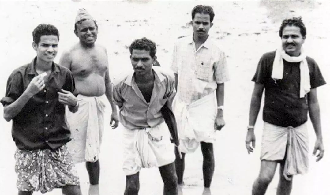 ‘മുറപ്പെണ്ണ്’ ലൊക്കേഷൻ ദൃശ്യം.  ടി. ദാമോദരൻ, നിലമ്പൂർ ബാലൻ, എം.ടി, സംവിധായകൻ എ. വിൻസന്റ് തുടങ്ങിയവർ