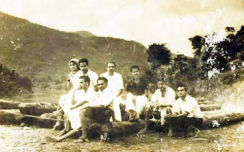 ‘ഓളവും തീരവും’ (1969) -ഒരു ലൊക്കേഷൻ ദൃശ്യം. സംവിധായകൻ പി.എൻ. മേനോൻ, ഛായാഗ്രാഹകൻ മങ്കട രവിവർമ, തിരക്കഥാകൃത്ത് എം.ടി. വാസുദേവൻ നായർ, നടി ഉഷാനന്ദിനി, പുതുക്കുടി ബാലൻ, ടി. ദാമോദരൻ, നിർമാതാവ് പി.എ. ബക്കർ, ആസാദ് തുടങ്ങിയവരാണ് ചിത്രത്തിൽ