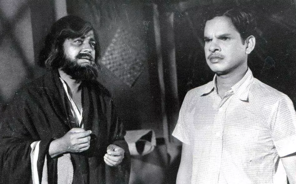  എം.ടിയുടെ രചനയിൽ ആസാദ് സംവിധാനംചെയ്ത ‘പാതിരാവും പകൽവെളിച്ചവും’ (1974) എന്ന സിനിമയിൽ പ്രേംനസീറും ടി. ദാമോദരനും.  ഫോട്ടോ: പി. ഡേവിഡ്