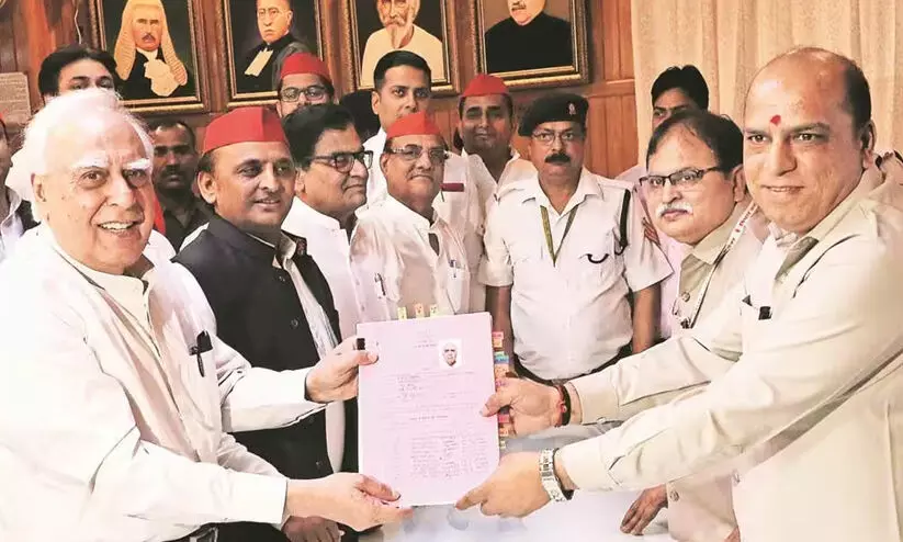 കപിൽ സിബൽ സമാജ്വാദി പാർട്ടി പ്രതിനിധിയായി രാജ്യസഭയിലേക്കുള്ള നോമിനേഷൻ നൽകുന്നു കപിൽ സിബൽ സമാജ്വാദി പാർട്ടി പ്രതിനിധിയായി രാജ്യസഭയിലേക്കുള്ള നോമിനേഷൻ നൽകുന്നു