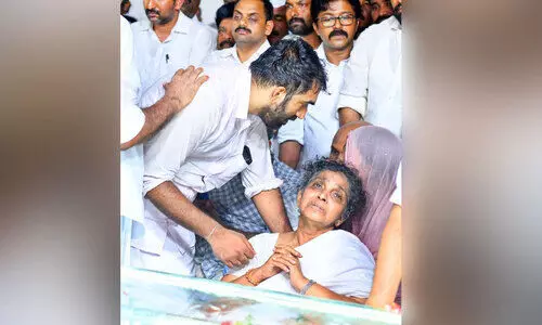 ഒപ്പം നടന്ന്​ രാഹുൽ ദുഃഖം കടിച്ചമർത്തി ആന്‍റണി