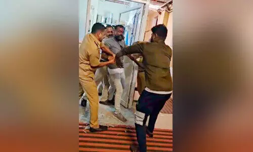 പൊലീസ് സ്റ്റേഷനിലെത്തിയയാൾ തല സ്വയം ഗ്രില്ലിലിടിച്ച് പരിക്കേൽപിച്ചു