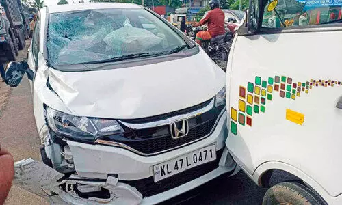 ക​യ്പ​മം​ഗ​ല​ത്ത് വാ​ഹ​നാ​പ​ക​ട​ം  നാ​ല് പേ​ർ​ക്ക് പ​രി​ക്ക്