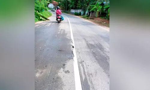 കുറ്റിച്ചൽ കാര്യോടിനടുത്ത് റോഡിൽ വിള്ളൽ