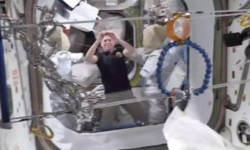 കളിയുമുണ്ട്​ ബഹിരാകാശത്ത്; വിഡിയോ പങ്കുവെച്ച്​ അൽ നിയാദി