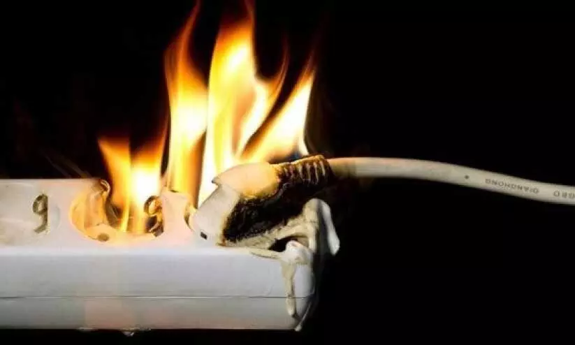 തീ​പി​ടി​ക്കാം; വീ​ട്ടു​പ​ക​ര​ണ​ങ്ങ​ളു​ടെ ഉ​പ​യോ​ഗം ശ്ര​ദ്ധി​ച്ചാ​ക​ണം