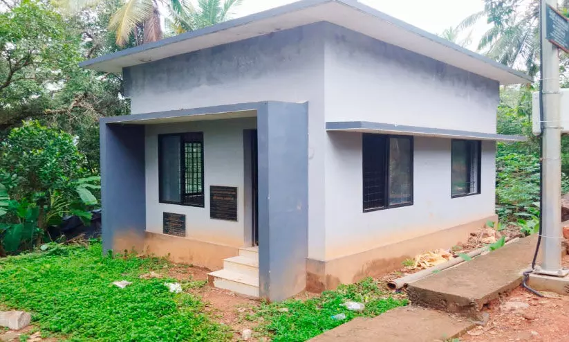 വെള്ളവും വെളിച്ചവുമില്ല; പ്രയോജനപ്പെടുത്താനാകാതെ വെള്ളാറമ്പാറ മല വനിത ഫെസിലിറ്റേഷൻ സെന്റർ വെള്ളവും വെളിച്ചവുമില്ല; പ്രയോജനപ്പെടുത്താനാകാതെ വെള്ളാറമ്പാറ മല വനിത ഫെസിലിറ്റേഷൻ സെന്റർ