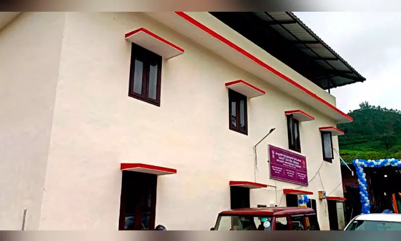 കണ്ണന്ദേവന് ഹില്സ് ഇ.എസ്.ഐ ഡിസ്പെന്സറി നാടിന് സമര്പ്പിച്ചു കണ്ണന്ദേവന് ഹില്സ് ഇ.എസ്.ഐ ഡിസ്പെന്സറി നാടിന് സമര്പ്പിച്ചു