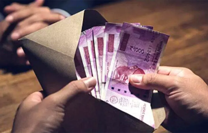 കൈക്കൂലി കേസ്: മുൻ വില്ലേജ് ഓഫീസർക്ക് മൂന്ന് വർഷം കഠിന തടവും 65,000 രൂപ പിഴയും