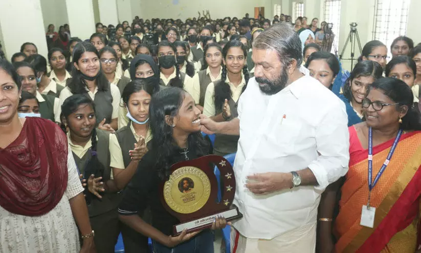 തന്മയയെ അഭിനന്ദിക്കാൻ മന്ത്രി വി. ശിവൻകുട്ടി സ്കൂളിൽ നേരിട്ടെത്തി തന്മയയെ അഭിനന്ദിക്കാൻ മന്ത്രി വി. ശിവൻകുട്ടി സ്കൂളിൽ നേരിട്ടെത്തി