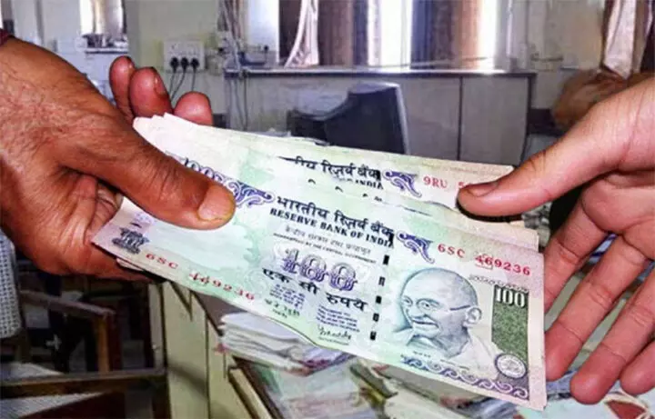 കൈക്കൂലി കേസിൽ മുൻ സബ് ഇൻസ്പെക്ടർക്ക് മൂന്ന് വർഷം കഠിന തടവും 65,000 രൂപ പിഴയും