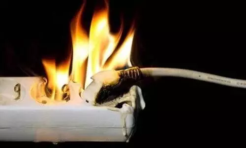 തീ​പി​ടി​ക്കാം; വീ​ട്ടു​പ​ക​ര​ണ​ങ്ങ​ളു​ടെ ഉ​പ​യോ​ഗം ശ്ര​ദ്ധി​ച്ചാ​ക​ണം