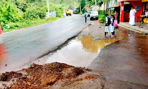 അപകടക്കെണിയായി റോഡിലെ കുഴി അപകടക്കെണിയായി റോഡിലെ കുഴി