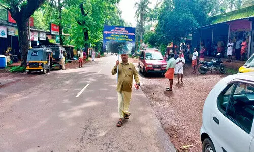 മാലിന്യം തള്ളിയയാൾക്കെതിരെ നടപടിയില്ല;  പഞ്ചായത്ത് സെക്രട്ടറിക്കെതിരെ പ്രതി​ഷേധവുമായി ഓട്ടോ ഡ്രൈവർ