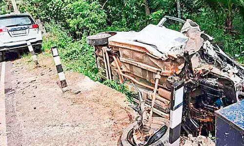 മൂന്ന്​ കാറുകൾ കൂട്ടിയിടിച്ചു; നാലുപേർക്ക് പരിക്ക്