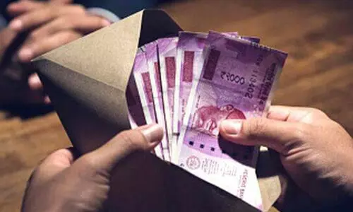 കൈക്കൂലി കേസ്: മുൻ വില്ലേജ് ഓഫീസർക്ക് മൂന്ന് വർഷം കഠിന തടവും 65,000 രൂപ പിഴയും