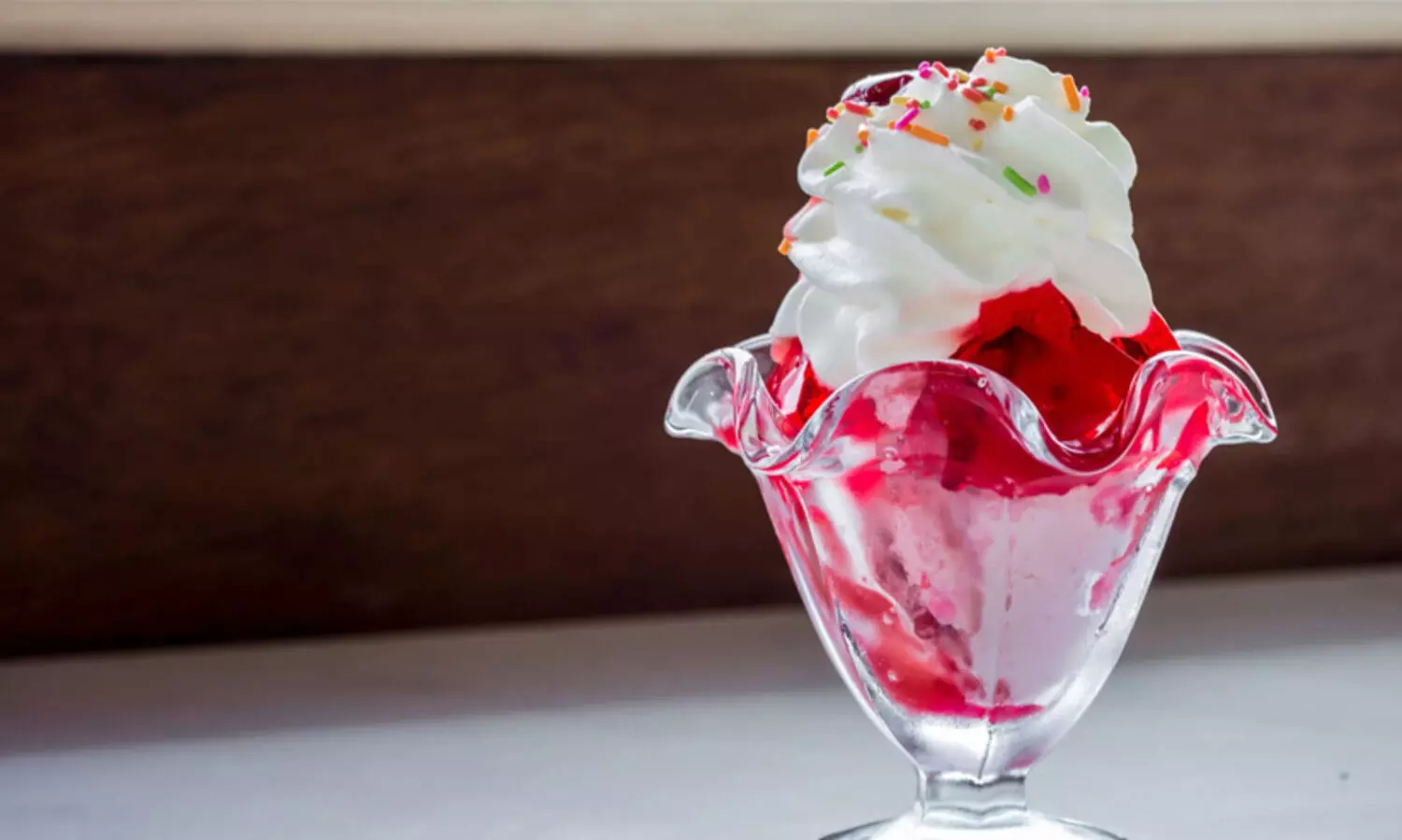 ഐസ്‌ ക്രീം കടകളിലെ അതെ രുചിയിൽ സ്ട്രോബെറി സൺഡേ