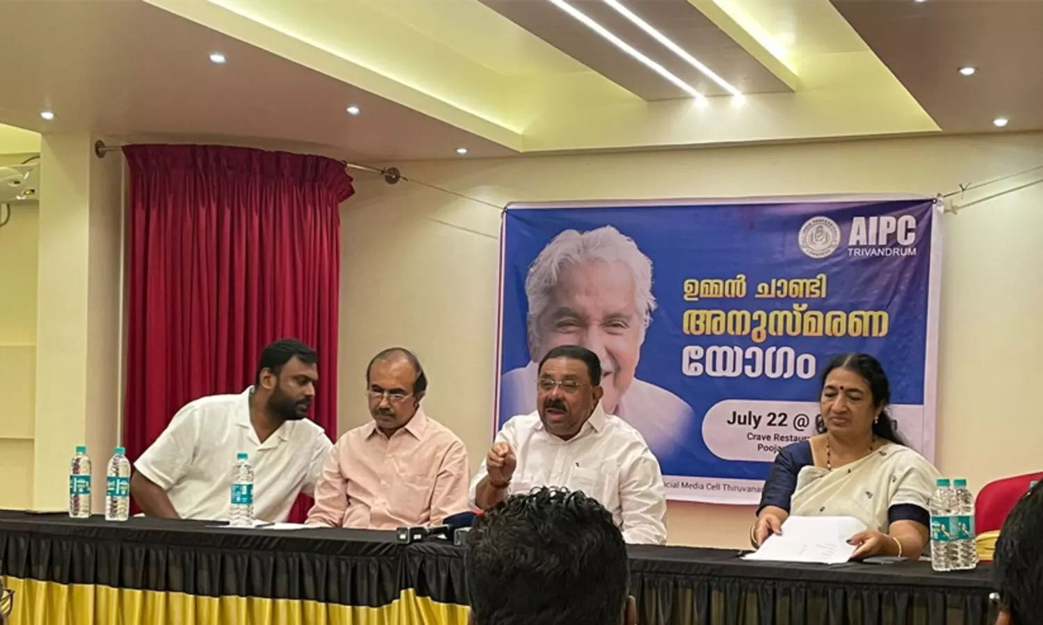 ഉമ്മൻ ചാണ്ടി ഇതിഹാസ പുരുഷനെന്ന് എം.എം ഹസൻ