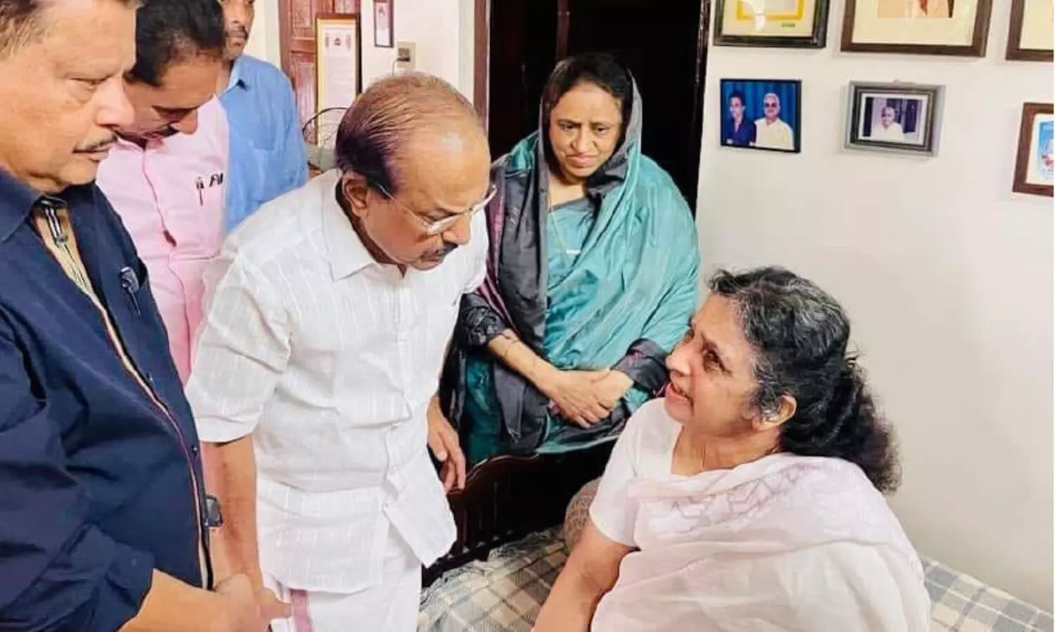 ഉമ്മൻ ചാണ്ടിയില്ലാതെ പുതുപ്പള്ളിക്ക്​ ആദ്യ ഞായർ,   ആൾക്കൂട്ടമൊഴിയാതെ കബറിടം