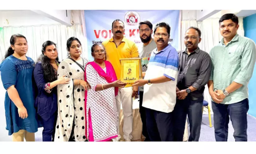 എ.​കെ. വി​ലാ​സി​നി​ക്ക് വോ​യ്സ് കു​വൈ​ത്ത് യാ​ത്ര​യ​യ​പ്പ്