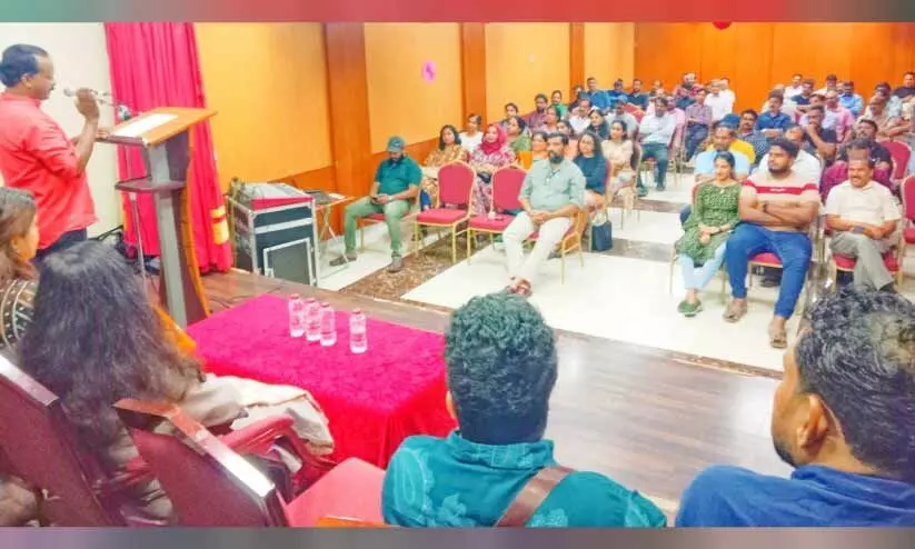 ‘സാദരം എം.ടിക്ക്’; ചുറ്റുവട്ടം സാഹിത്യ ചർച്ച സംഘടിപ്പിച്ചു ‘സാദരം എം.ടിക്ക്’; ചുറ്റുവട്ടം സാഹിത്യ ചർച്ച സംഘടിപ്പിച്ചു