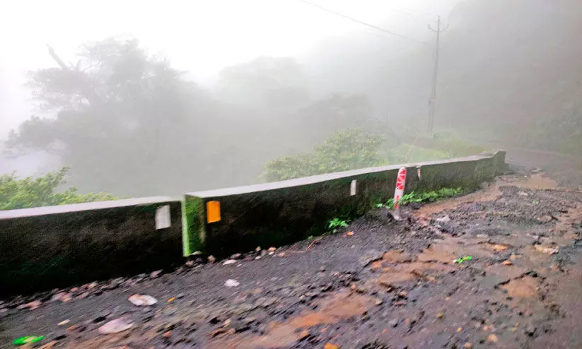 കൊട്ടിയൂർ -വയനാട് ചുരം പാതയിൽ ദുരിതയാത്ര