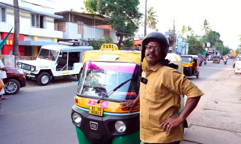 ‘ഹെല്‍മറ്റില്ലാതെ’ ഓട്ടോ ഓടിച്ചതിന്​ ഡ്രൈവര്‍ക്ക് 500രൂപ പിഴ