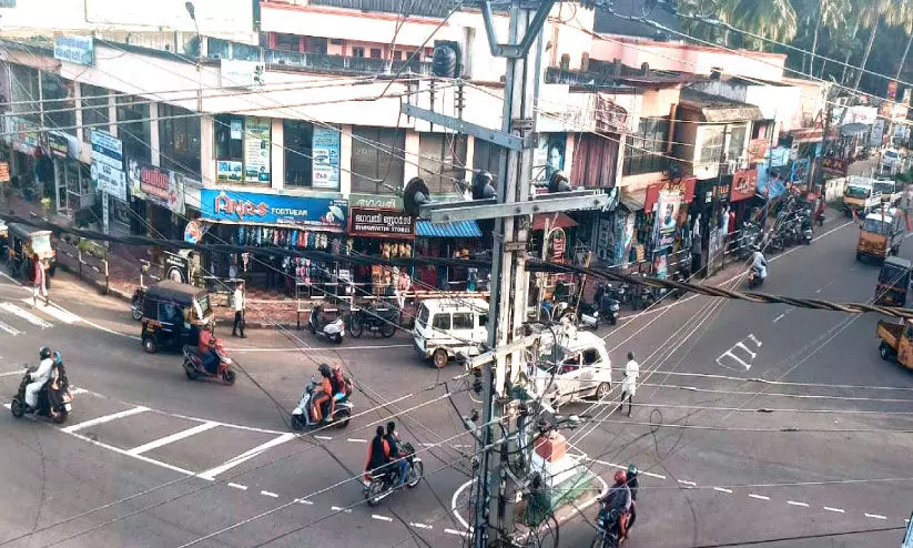 വാഹനങ്ങൾ ചീറിപ്പായുന്നു; അപകടക്കെണിയായി കുറ്റിച്ചൽ ജങ്​​ഷൻ