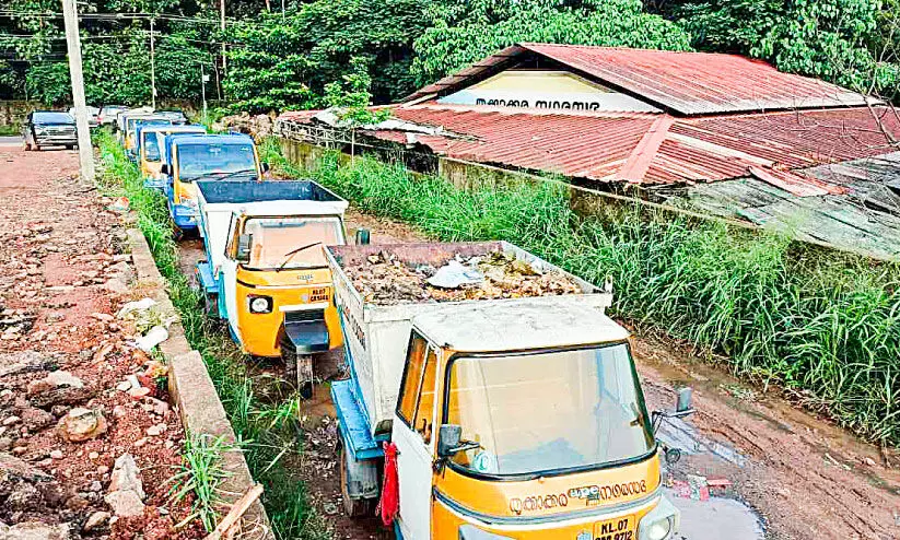 തൃക്കാക്കരയിൽ മാലിന്യനീക്കം വീണ്ടും പ്രതിസന്ധിയിൽ; സ്വകാര്യ ഏജൻസി പിൻവാങ്ങിയെന്ന്​