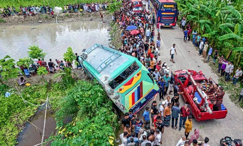 ബംഗ്ലാദേശിൽ ബസ് കുളത്തിലേക്ക് മറിഞ്ഞ് 17 മരണം; 35 പേർക്ക് പരിക്ക് ബംഗ്ലാദേശിൽ ബസ് കുളത്തിലേക്ക് മറിഞ്ഞ് 17 മരണം; 35 പേർക്ക് പരിക്ക്