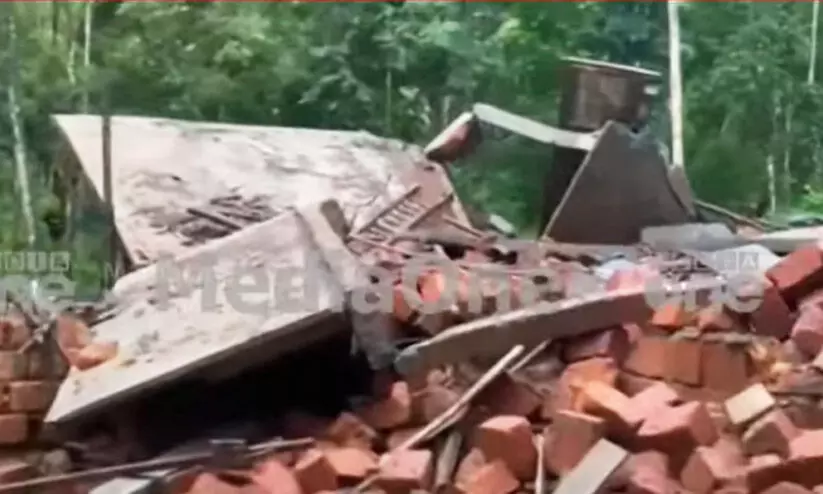 kannur building collapsed