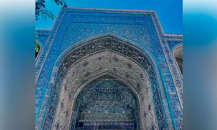 ബു​ഖാ​റ​യി​ലെ  ല​ബ്ബി​ഹൗ​സും ക​ച്ച​വ​ട ഗോ​പു​ര​ങ്ങ​ളും