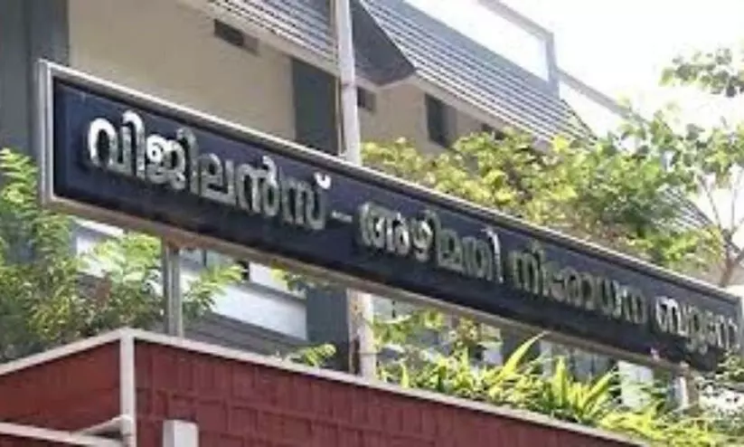 എറണാകുളം ബ്രോഡ് വേക്ക് സമീപം അനധികൃത നിർമാണം: മുൻ ഓവർസീയർക്കെതിരെ നടപടി എറണാകുളം ബ്രോഡ് വേക്ക് സമീപം അനധികൃത നിർമാണം: മുൻ ഓവർസീയർക്കെതിരെ നടപടി