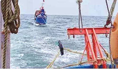 എ​ൻ​ജി​ൻ നി​ല​ച്ചു; 50 മ​ത്സ്യ​ത്തൊ​ഴി​ലാ​ളി​ക​ളു​മാ​യി വ​ള്ളം ക​ട​ലി​ൽ കു​ടു​ങ്ങി