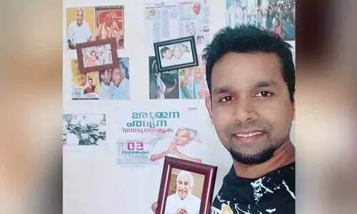 ഉ​മ്മ​ൻ ചാ​ണ്ടി​യു​ടെ ചി​ത്ര​ങ്ങ​ളു​ടെ ശേ​ഖ​ര​വു​മാ​യി ഒ​രു ആ​രാ​ധ​ക​ൻ