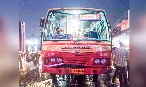 നിര്‍ത്തിയിട്ട സ്വകാര്യ ബസിന് പിറകില്‍ കെ.എസ്.ആര്‍.ടി.സി ബസിടിച്ചു; 13 പേര്‍ക്ക് പരിക്ക്