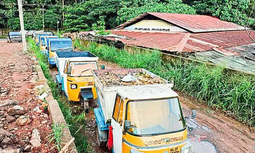 തൃക്കാക്കരയിൽ മാലിന്യനീക്കം വീണ്ടും പ്രതിസന്ധിയിൽ; സ്വകാര്യ ഏജൻസി പിൻവാങ്ങിയെന്ന്​