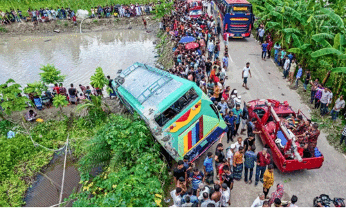 ബംഗ്ലാദേശിൽ ബസ് കുളത്തിലേക്ക് മറിഞ്ഞ് 17 മരണം; 35 പേർക്ക് പരിക്ക്