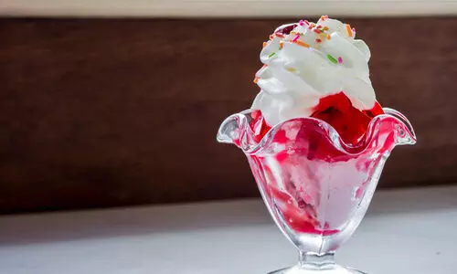 ഐസ്‌ ക്രീം കടകളിലെ അതെ രുചിയിൽ സ്ട്രോബെറി സൺഡേ