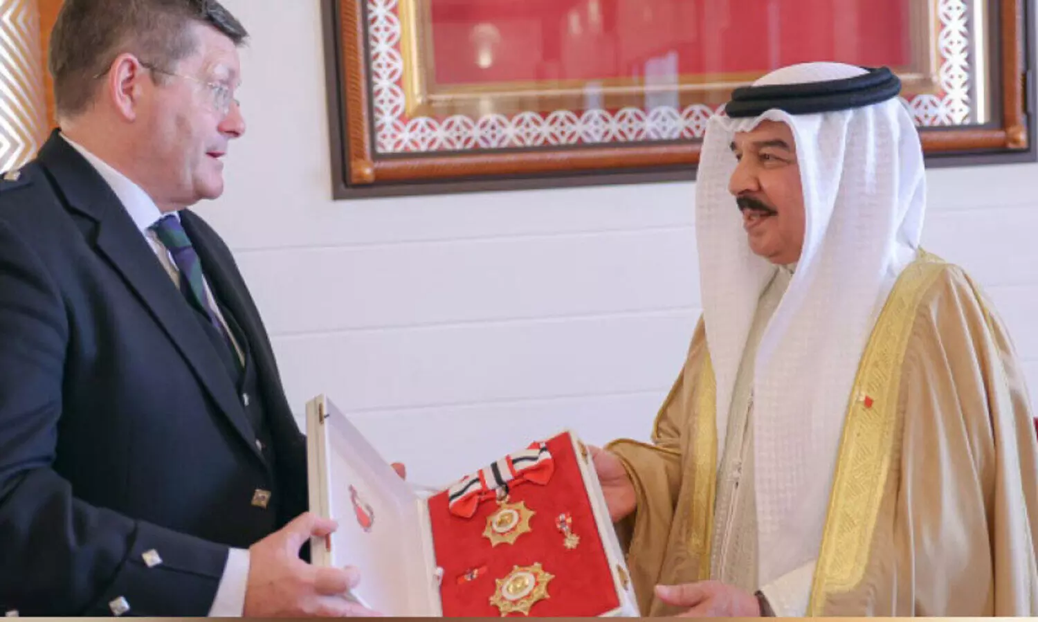 ബ്രി​ട്ടീ​ഷ്​ അം​ബാ​സ​ഡ​ർ​ക്ക്​ ഹ​മ​ദ്​ രാ​ജാ​വ്​ പു​ര​സ്​​കാ​രം സ​മ്മാ​നി​ച്ചു