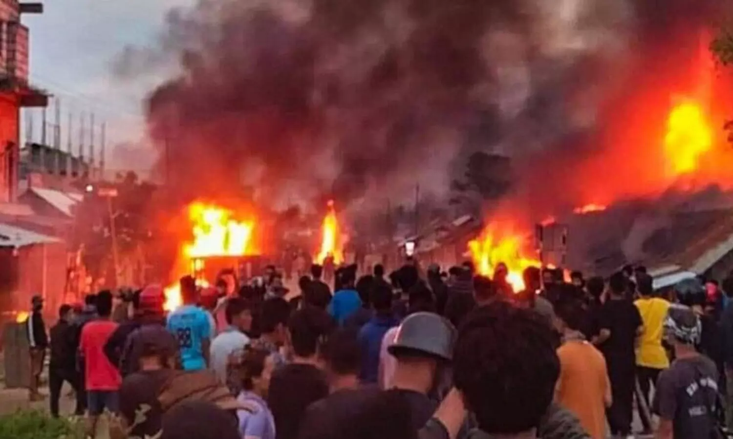 മണിപ്പൂരിൽ വീടുകളും സ്കൂളും കത്തിച്ച് സ്ത്രീകളുടെ സംഘം