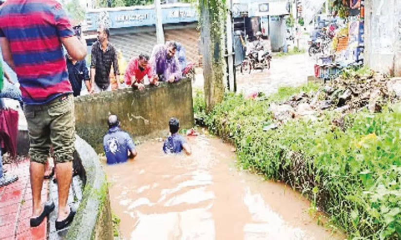 കലുങ്കിനടിയിലെ മാലിന്യം നീക്കാനായില്ല; മുസ്ലിയാരങ്ങാടിയിലെ വെള്ളക്കെട്ട് ദുരിതമാകുന്നു കലുങ്കിനടിയിലെ മാലിന്യം നീക്കാനായില്ല; മുസ്ലിയാരങ്ങാടിയിലെ വെള്ളക്കെട്ട് ദുരിതമാകുന്നു