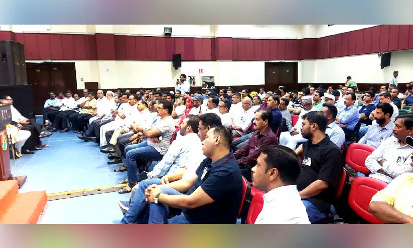 ഉമ്മന് ചാണ്ടിക്ക് അബൂദബി മലയാളികളുടെ ആദരം ഉമ്മന് ചാണ്ടിക്ക് അബൂദബി മലയാളികളുടെ ആദരം