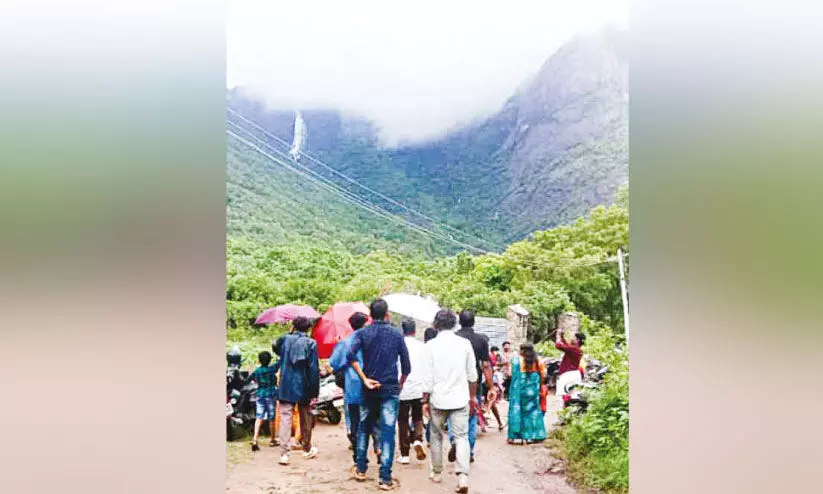 കൊ​ല്ല​ങ്കോ​ട്ടേ​ക്ക് വി​നോ​ദ സ​ഞ്ചാ​രി​ക​ളു​ടെ ഒ​ഴു​ക്ക്; പൊ​ലീ​സ് സേ​വ​നം ഉ​റ​പ്പാ​ക്ക​ണ​മെ​ന്ന് ആ​വ​ശ്യം