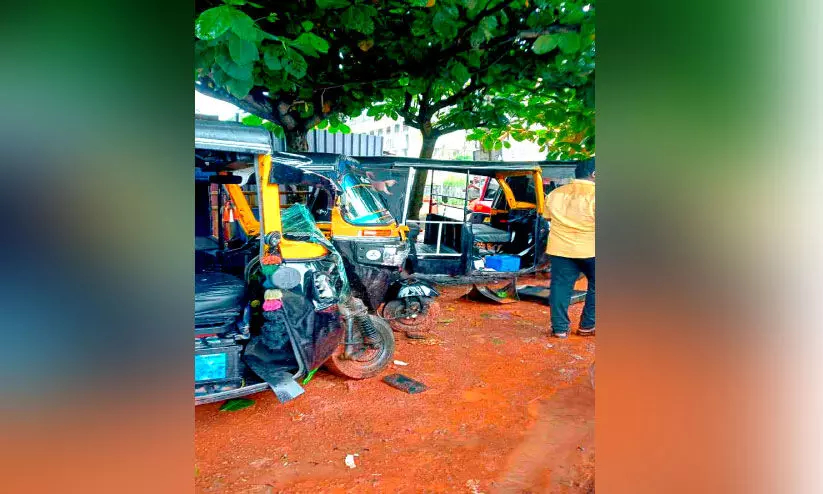 കെ.എസ്.ആർ.ടി.സി ബസ് ഓട്ടോ സ്റ്റാൻഡിലേക്ക് ഇടിച്ചുകയറി അഞ്ച് ഓട്ടോറിക്ഷ തകർന്നു; മൂന്നു ഡ്രൈവർമാർക്ക്​ പരിക്ക്